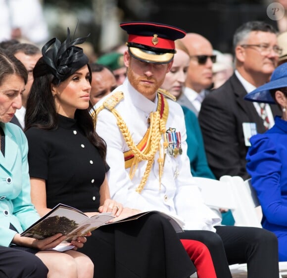 Le prince Harry, duc de Sussex, et Meghan Markle, duchesse de Sussex, enceinte, déposent une couronne au monument de guerre de l'ANZAC à Sydney, le 20 octobre 2018.