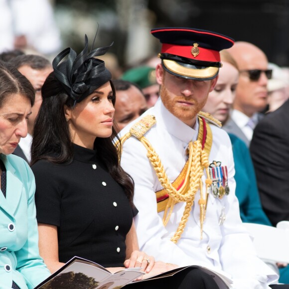 Le prince Harry, duc de Sussex, et Meghan Markle, duchesse de Sussex, enceinte, déposent une couronne au monument de guerre de l'ANZAC à Sydney, le 20 octobre 2018.