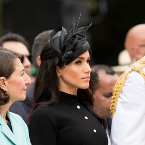 Le prince Harry, duc de Sussex, et Meghan Markle, duchesse de Sussex, enceinte, déposent une couronne au monument de guerre de l'ANZAC à Sydney, le 20 octobre 2018.