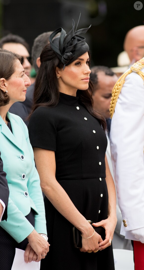 Le prince Harry, duc de Sussex, et Meghan Markle, duchesse de Sussex, enceinte, déposent une couronne au monument de guerre de l'ANZAC à Sydney, le 20 octobre 2018.