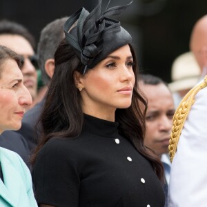 Le prince Harry, duc de Sussex, et Meghan Markle, duchesse de Sussex, enceinte, déposent une couronne au monument de guerre de l'ANZAC à Sydney, le 20 octobre 2018.