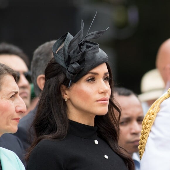 Le prince Harry, duc de Sussex, et Meghan Markle, duchesse de Sussex, enceinte, déposent une couronne au monument de guerre de l'ANZAC à Sydney, le 20 octobre 2018.