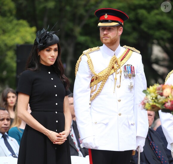 Le prince Harry, duc de Sussex, et Meghan Markle, duchesse de Sussex, enceinte, déposent une couronne au monument de guerre de l'ANZAC à Sydney, le 20 octobre 2018.