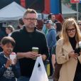Selma Blair se promène avec son fils Arthur et ses amis Alex Berliner et Bryan Wark au farmer market à Studio City, le 14 octobre 2018.