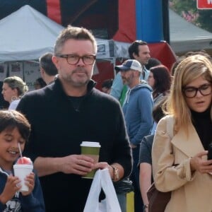 Selma Blair se promène avec son fils Arthur et ses amis Alex Berliner et Bryan Wark au farmer market à Studio City, le 14 octobre 2018.