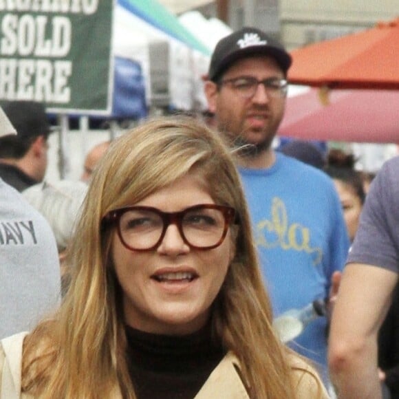 Selma Blair se promène avec son fils Arthur et ses amis Alex Berliner et Bryan Wark au farmer market à Studio City, le 14 octobre 2018.