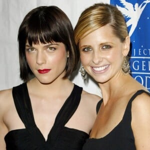 Selma Blair et Sarah Michelle Gellar - Projet "Angel Food, Divine Design 2003", à Santa Monica le 5 décembre 2003.