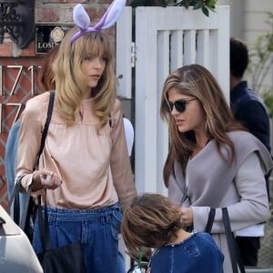 Exclusif - Selma Blair est allée fêter Pâques avec son fils Arthur chez des amis à Los Feliz. Selma discute avec Jaime King devant la maison de ses amis. Le 17 17 mars 2017.