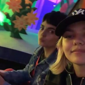 Louane et sa soeur Louise ont passé la journée à Disneyland Paris, le 22 octobre 2018