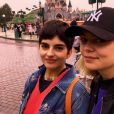 Louane et sa soeur Louise ont passé la journée à Disneyland Paris, le 22 octobre 2018