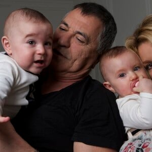 Exclusif - Jean-Marie Bigard, Lola Marois et leurs adorables jumeaux Jules et Bella. 