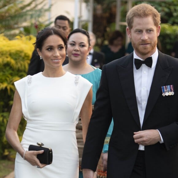 Le prince Harry, duc de Sussex, et Meghan Markle, duchesse de Sussex (enceinte) à la Maison consulaire de Tonga le premier jour de leur visite dans le pays, le 25 octobre 2018.