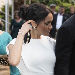 Le prince Harry, duc de Sussex, et Meghan Markle, duchesse de Sussex (enceinte) à la Maison consulaire de Tonga le premier jour de leur visite dans le pays, le 25 octobre 2018.