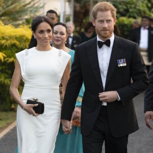 Le prince Harry, duc de Sussex, et Meghan Markle, duchesse de Sussex (enceinte) à la Maison consulaire de Tonga le premier jour de leur visite dans le pays, le 25 octobre 2018.