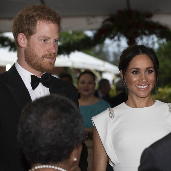 Le prince Harry et Meghan Markle, duchesse de Sussex (enceinte) à la Maison consulaire de Tonga le premier jour de leur visite dans le pays, le 25 octobre 2018.