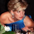 Lady Diana et sa bague aigue-marine en 1996 en Australie.