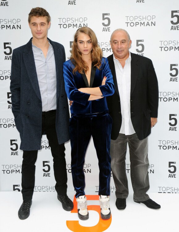 Max Irons, Cara Delevingne et Sir Philip Green lors de l'ouverture d'une boutique Topshop Topman à New York, le 5 novembre 2014.