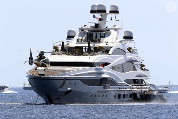 Exclusif - Chloe Green et ses amis profitent du yacht Lionheart de son père Sir Philip Green au large de Monaco le 7 juillet 2017.