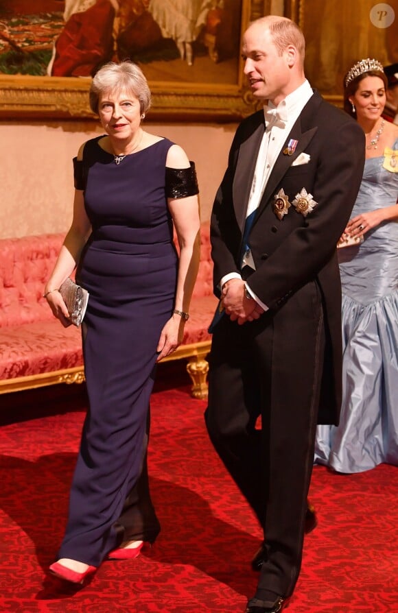 Le prince William, arrivant avec Theresa May, et la duchesse Catherine de Cambridge lors du dîner d'Etat organisé le 23 octobre 2018 en l'honneur du roi Willem-Alexander et de la reine Maxima des Pays-Bas au palais de Buckingham à Londres.
