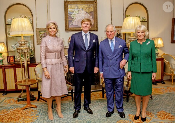 La reine Maxima et le roi Willem-Alexander des Pays-Bas ont été reçus par le prince Charles et Camilla Parker-Bowles, duchesse de Cornouailles, à Clarence House à Londres, à l'occasion de leur voyage officiel au Royaume-Uni, le 23 octobre 2018.