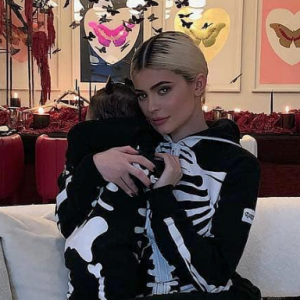 Kylie Jenner et Stormi fêtent Halloween habillées de la même combinaison noire imprimée d'un squelette. Octobre 2018.