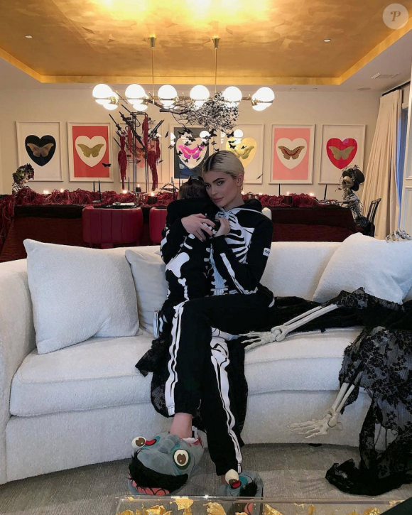 Kylie Jenner et Stormi fêtent Halloween habillées de la même combinaison noire imprimée d'un squelette. Octobre 2018.