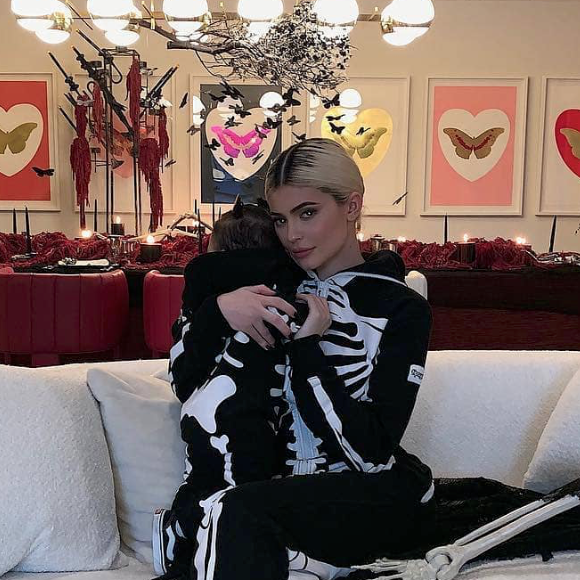 Kylie Jenner et Stormi fêtent Halloween habillées de la même combinaison noire imprimée d'un squelette. Octobre 2018.