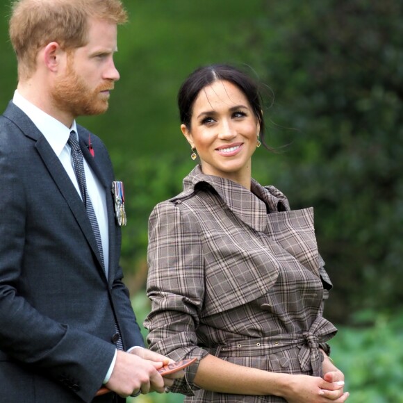 Le prince Harry, duc de Sussex, et Meghan Markle, duchesse de Sussex, enceinte assistent à une cérémonie de bienvenue traditionnelle sur les pelouses de la Government House à Wellington, en Nouvelle-Zélande le 28 octobre 2018.