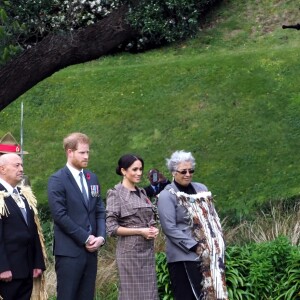 Le prince Harry, duc de Sussex, et Meghan Markle, duchesse de Sussex, enceinte assistent à une cérémonie de bienvenue traditionnelle sur les pelouses de la Government House à Wellington, en Nouvelle-Zélande le 28 octobre 2018.