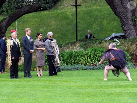 Le prince Harry, duc de Sussex, et Meghan Markle, duchesse de Sussex, enceinte assistent à une cérémonie de bienvenue traditionnelle sur les pelouses de la Government House à Wellington, en Nouvelle-Zélande le 28 octobre 2018.