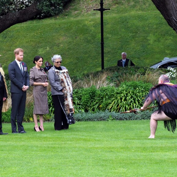 Le prince Harry, duc de Sussex, et Meghan Markle, duchesse de Sussex, enceinte assistent à une cérémonie de bienvenue traditionnelle sur les pelouses de la Government House à Wellington, en Nouvelle-Zélande le 28 octobre 2018.