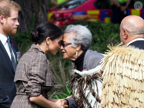 Le prince Harry, duc de Sussex, et Meghan Markle, duchesse de Sussex, enceinte assistent à une cérémonie de bienvenue traditionnelle sur les pelouses de la Government House à Wellington, en Nouvelle-Zélande le 28 octobre 2018. Leurs Altesses Royales jouissaient d'un hongi avec les Kuia et les Kaumatua (anciens Maori) du Gouverneur général David Gascoigne, avant le powhiri, qui comprenait un haka interprété par des membres des Forces armées néo-zélandaises.