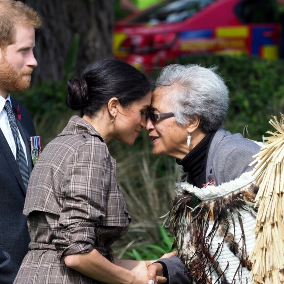 Le prince Harry, duc de Sussex, et Meghan Markle, duchesse de Sussex, enceinte assistent à une cérémonie de bienvenue traditionnelle sur les pelouses de la Government House à Wellington, en Nouvelle-Zélande le 28 octobre 2018. Leurs Altesses Royales jouissaient d'un hongi avec les Kuia et les Kaumatua (anciens Maori) du Gouverneur général David Gascoigne, avant le powhiri, qui comprenait un haka interprété par des membres des Forces armées néo-zélandaises.