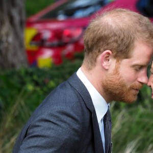 Le prince Harry, duc de Sussex, et Meghan Markle, duchesse de Sussex, enceinte assistent à une cérémonie de bienvenue traditionnelle sur les pelouses de la Government House à Wellington, en Nouvelle-Zélande le 28 octobre 2018. Leurs Altesses Royales jouissaient d'un hongi avec les Kuia et les Kaumatua (anciens Maori) du Gouverneur général David Gascoigne, avant le powhiri, qui comprenait un haka interprété par des membres des Forces armées néo-zélandaises.