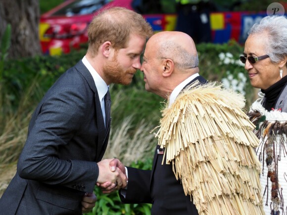 Le prince Harry, duc de Sussex, et Meghan Markle, duchesse de Sussex, enceinte assistent à une cérémonie de bienvenue traditionnelle sur les pelouses de la Government House à Wellington, en Nouvelle-Zélande le 28 octobre 2018. Leurs Altesses Royales jouissaient d'un hongi avec les Kuia et les Kaumatua (anciens Maori) du Gouverneur général David Gascoigne, avant le powhiri, qui comprenait un haka interprété par des membres des Forces armées néo-zélandaises.