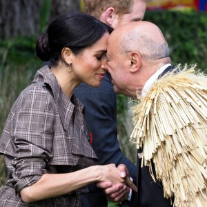 Le prince Harry, duc de Sussex, et Meghan Markle, duchesse de Sussex, enceinte assistent à une cérémonie de bienvenue traditionnelle sur les pelouses de la Government House à Wellington, en Nouvelle-Zélande le 28 octobre 2018. Leurs Altesses Royales jouissaient d'un hongi avec les Kuia et les Kaumatua (anciens Maori) du Gouverneur général David Gascoigne, avant le powhiri, qui comprenait un haka interprété par des membres des Forces armées néo-zélandaises.