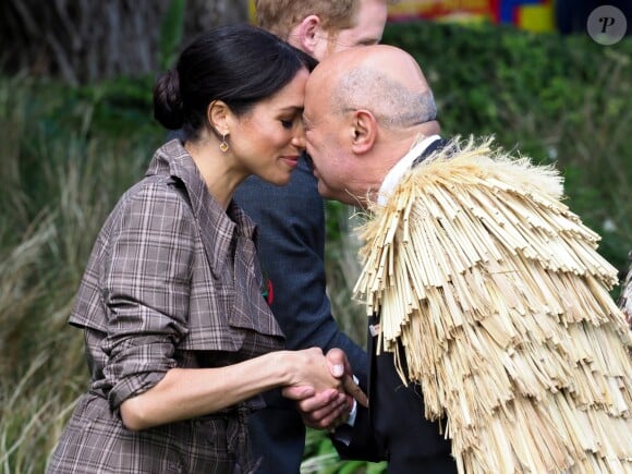 Le prince Harry, duc de Sussex, et Meghan Markle, duchesse de Sussex, enceinte assistent à une cérémonie de bienvenue traditionnelle sur les pelouses de la Government House à Wellington, en Nouvelle-Zélande le 28 octobre 2018. Leurs Altesses Royales jouissaient d'un hongi avec les Kuia et les Kaumatua (anciens Maori) du Gouverneur général David Gascoigne, avant le powhiri, qui comprenait un haka interprété par des membres des Forces armées néo-zélandaises.