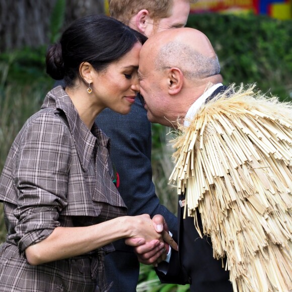 Le prince Harry, duc de Sussex, et Meghan Markle, duchesse de Sussex, enceinte assistent à une cérémonie de bienvenue traditionnelle sur les pelouses de la Government House à Wellington, en Nouvelle-Zélande le 28 octobre 2018. Leurs Altesses Royales jouissaient d'un hongi avec les Kuia et les Kaumatua (anciens Maori) du Gouverneur général David Gascoigne, avant le powhiri, qui comprenait un haka interprété par des membres des Forces armées néo-zélandaises.