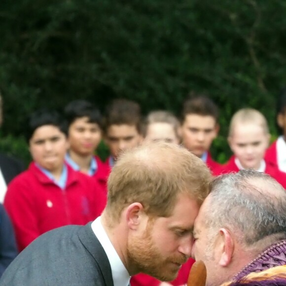 Le prince Harry, duc de Sussex, et Meghan Markle, duchesse de Sussex, enceinte assistent à une cérémonie de bienvenue traditionnelle sur les pelouses de la Government House à Wellington, en Nouvelle-Zélande le 28 octobre 2018. Leurs Altesses Royales jouissaient d'un hongi avec les Kuia et les Kaumatua (anciens Maori).