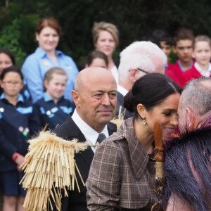 Le prince Harry, duc de Sussex, et Meghan Markle, duchesse de Sussex, enceinte assistent à une cérémonie de bienvenue traditionnelle sur les pelouses de la Government House à Wellington, en Nouvelle-Zélande le 28 octobre 2018.