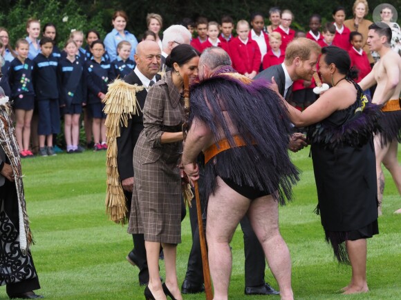 Le prince Harry, duc de Sussex, et Meghan Markle, duchesse de Sussex, enceinte assistent à une cérémonie de bienvenue traditionnelle sur les pelouses de la Government House à Wellington, en Nouvelle-Zélande le 28 octobre 2018.
