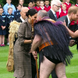 Le prince Harry, duc de Sussex, et Meghan Markle, duchesse de Sussex, enceinte assistent à une cérémonie de bienvenue traditionnelle sur les pelouses de la Government House à Wellington, en Nouvelle-Zélande le 28 octobre 2018.