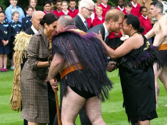 Le prince Harry, duc de Sussex, et Meghan Markle, duchesse de Sussex, enceinte assistent à une cérémonie de bienvenue traditionnelle sur les pelouses de la Government House à Wellington, en Nouvelle-Zélande le 28 octobre 2018.