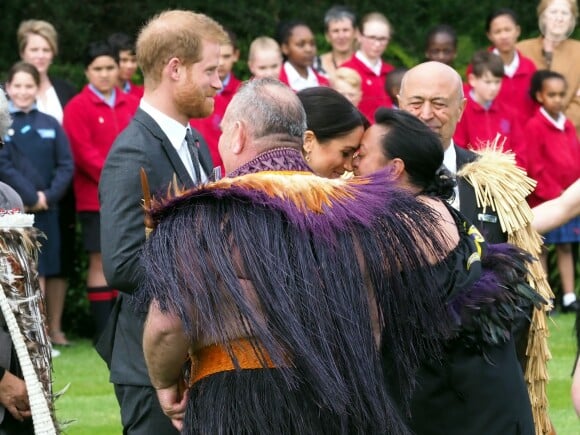 Le prince Harry, duc de Sussex, et Meghan Markle, duchesse de Sussex, enceinte assistent à une cérémonie de bienvenue traditionnelle sur les pelouses de la Government House à Wellington, en Nouvelle-Zélande le 28 octobre 2018.