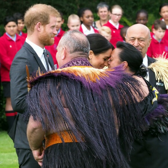 Le prince Harry, duc de Sussex, et Meghan Markle, duchesse de Sussex, enceinte assistent à une cérémonie de bienvenue traditionnelle sur les pelouses de la Government House à Wellington, en Nouvelle-Zélande le 28 octobre 2018.