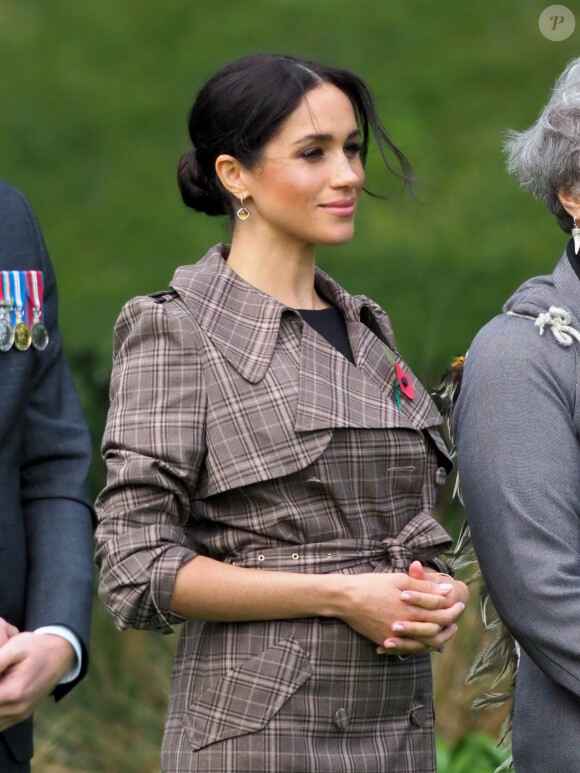 Le prince Harry, duc de Sussex, et Meghan Markle, duchesse de Sussex, enceinte assistent à une cérémonie de bienvenue traditionnelle sur les pelouses de la Government House à Wellington, en Nouvelle-Zélande le 28 octobre 2018.