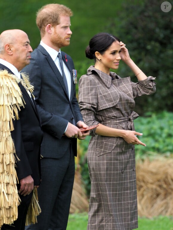 Le prince Harry, duc de Sussex, et Meghan Markle, duchesse de Sussex, enceinte assistent à une cérémonie de bienvenue traditionnelle sur les pelouses de la Government House à Wellington, en Nouvelle-Zélande le 28 octobre 2018.