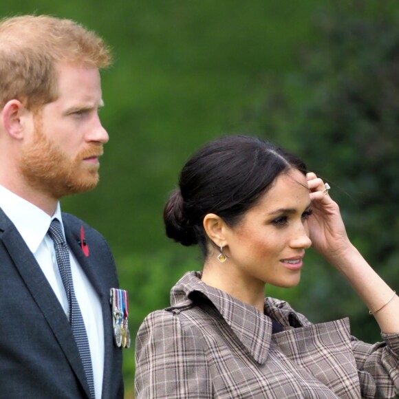 Le prince Harry, duc de Sussex, et Meghan Markle, duchesse de Sussex, enceinte assistent à une cérémonie de bienvenue traditionnelle sur les pelouses de la Government House à Wellington, en Nouvelle-Zélande le 28 octobre 2018.