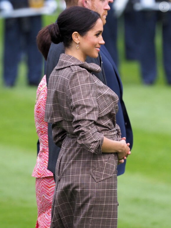 Le prince Harry, duc de Sussex, et Meghan Markle, duchesse de Sussex, enceinte assistent à une cérémonie de bienvenue traditionnelle sur les pelouses de la Government House à Wellington, en Nouvelle-Zélande le 28 octobre 2018.