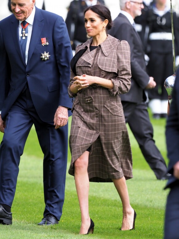 Le prince Harry, duc de Sussex, et Meghan Markle, duchesse de Sussex, enceinte assistent à une cérémonie de bienvenue traditionnelle sur les pelouses de la Government House à Wellington, en Nouvelle-Zélande le 28 octobre 2018.